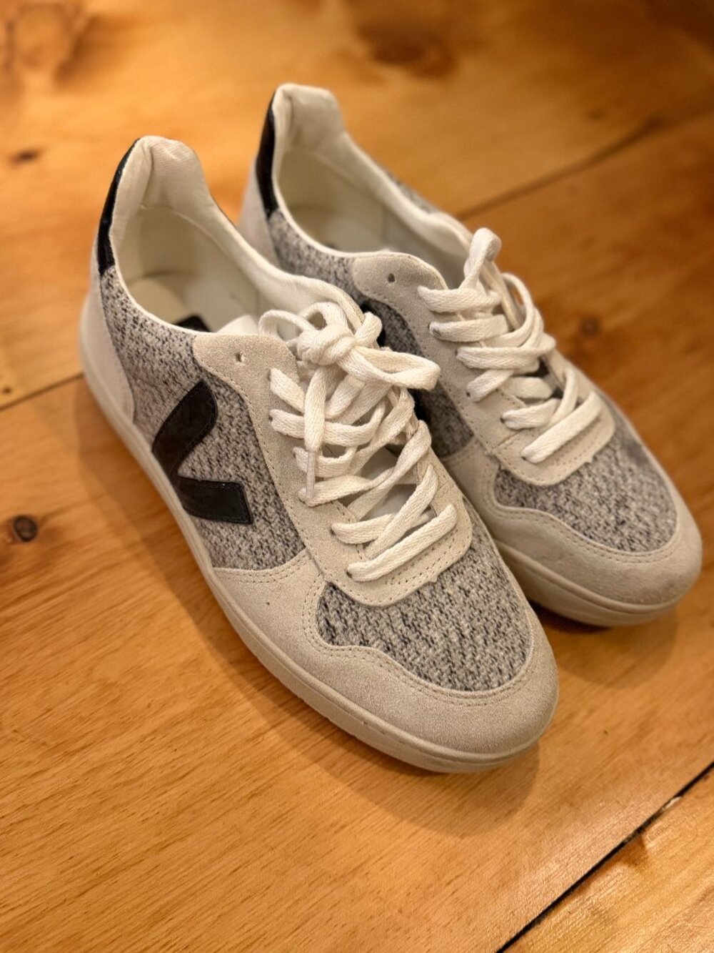 Veja Sneakers (US 7 / EU 38)